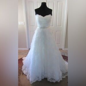 Elegant Strapless White Lace Wedding Dress